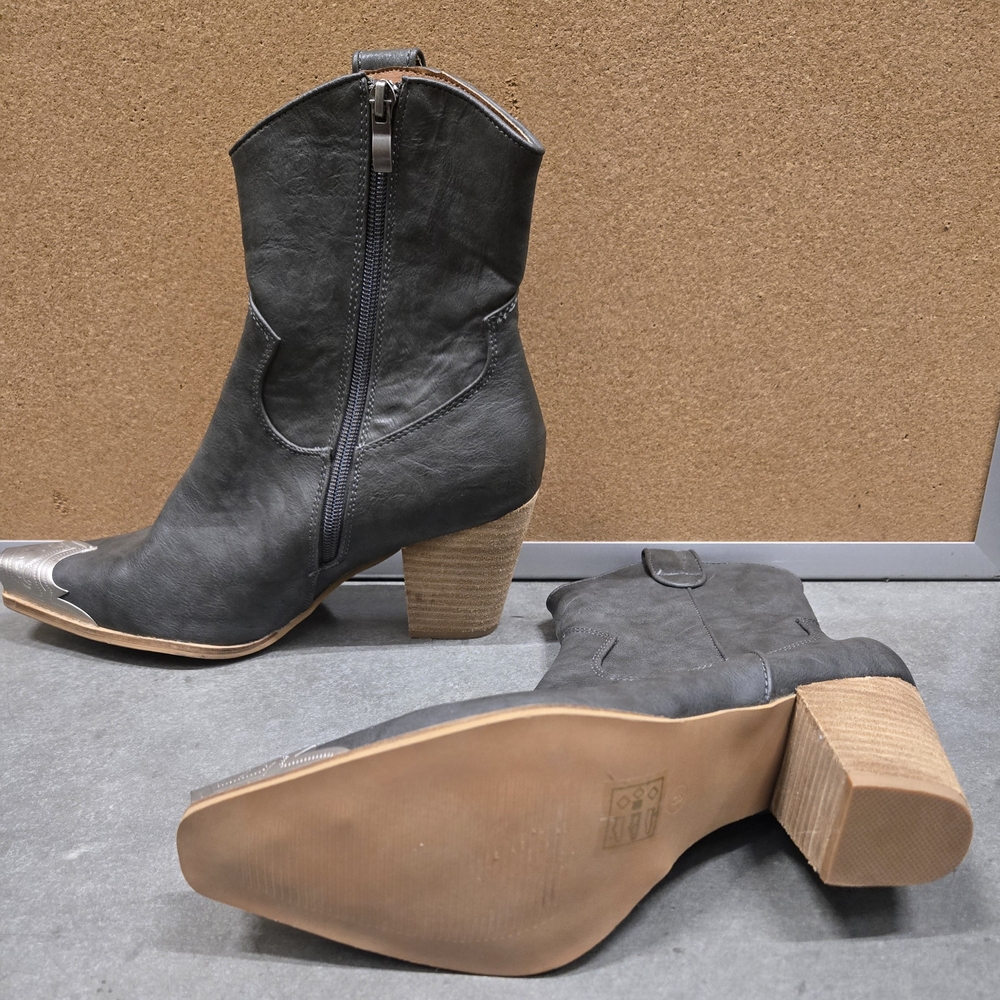 Dakota Western Ankle Boot - Picture 6 of 7